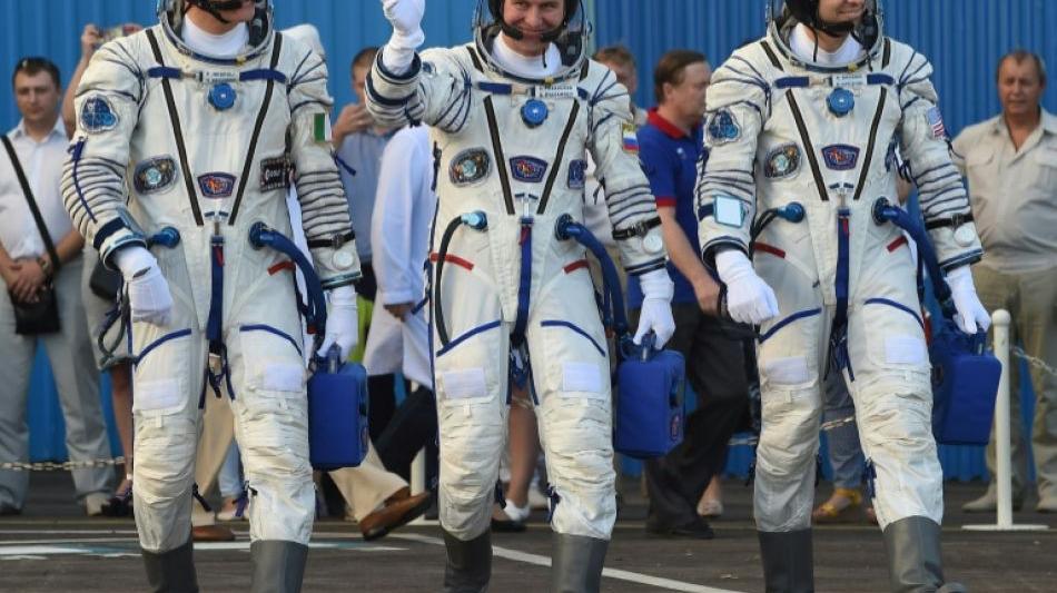 Weltraum: Russische Rakete startet mit drei Raumfahrern ins All