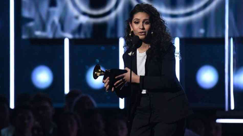 Alessia Cara mit Grammy f