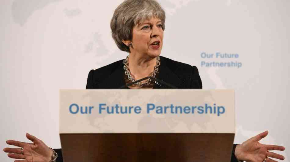 May stimmt Briten auf wirtschaftliche Folgen des Brexit ein