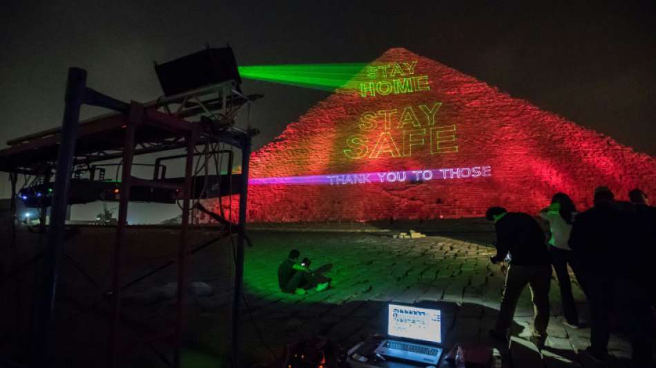 Große Pyramide in Gizeh mit Slogans zur Corona-Krise erleuchtet