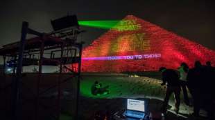 Große Pyramide in Gizeh mit Slogans zur Corona-Krise erleuchtet