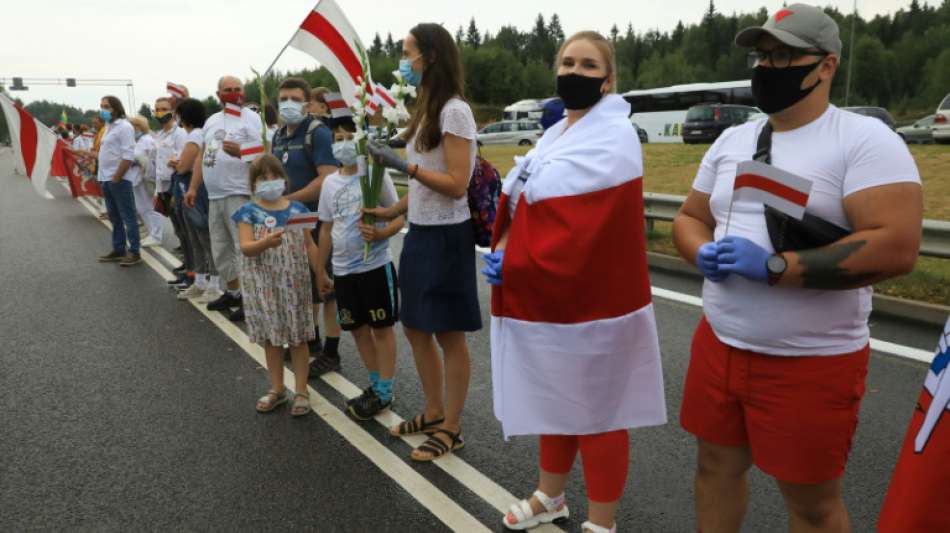 Tausende versammeln sich zu Solidaritäts-Menschenketten für Belarus im Baltikum