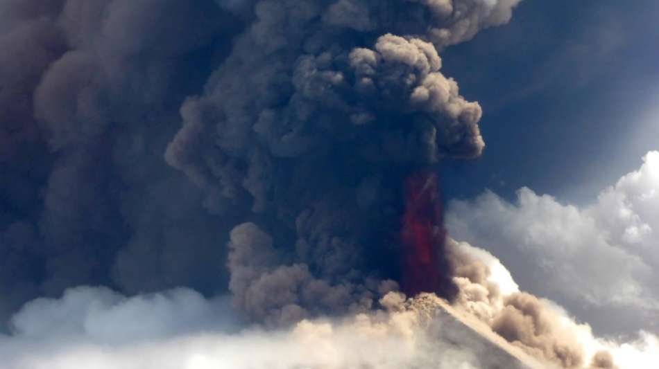 Vulkan Ulawun in Papua-Neuguinea stößt kilometerhohe Aschewolke aus