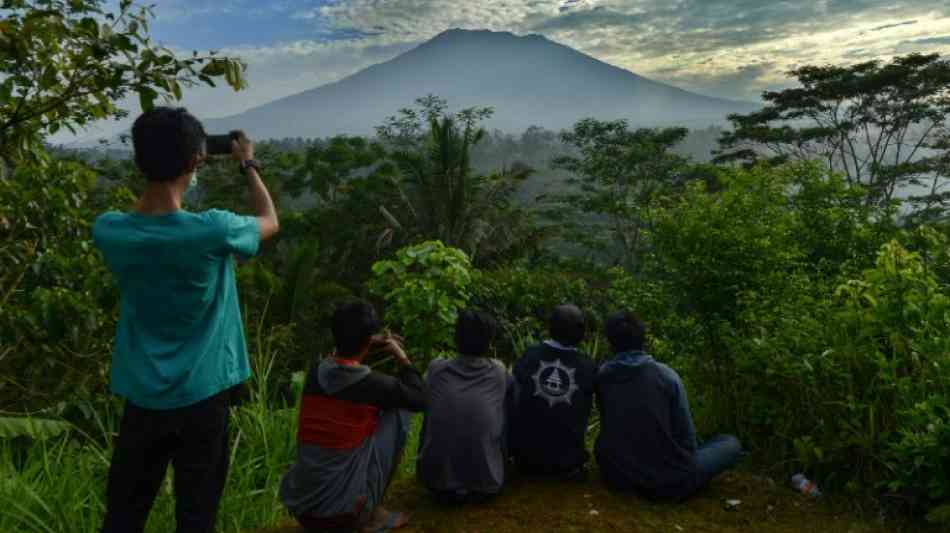 Zehntausende Bewohner fliehen vor Vulkanausbruch auf Bali