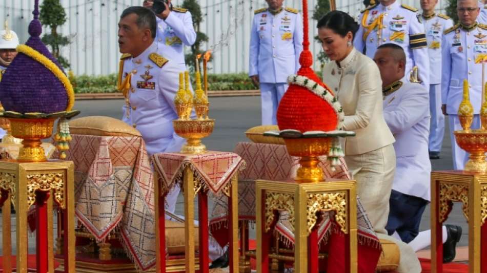 Thailands neue Königin Suthida tritt erstmals in der Öffentlichkeit auf