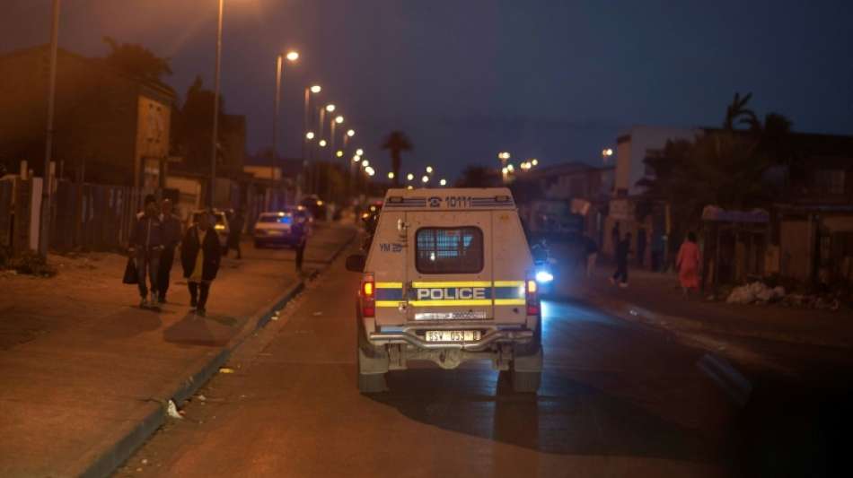 Polizeilicher Begleitschutz für Rettungswagen in Johannesburg