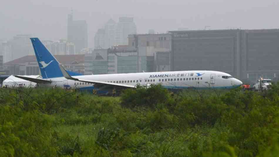 Flugzeug rutscht im Starkregen in Manila 