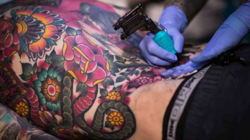 Tattoos und Entfernung von Körperhaaren bei Deutschen beliebt