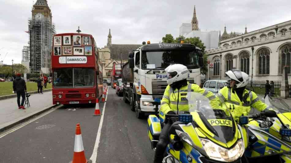 Doppeldeckerbus erinnert in London an Schicksal syrischer Häftlinge 