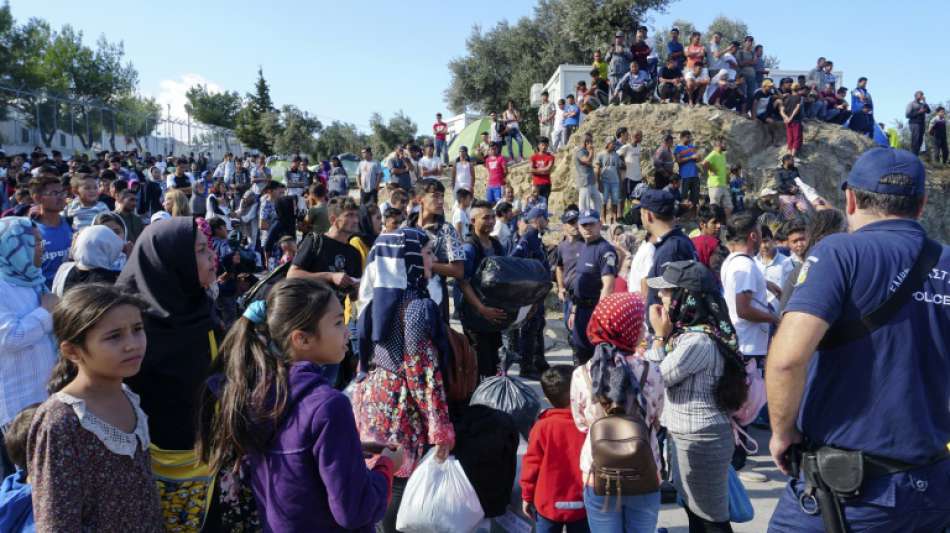 Griechenland will drei größte Flüchtlingslager auf Inseln schließen