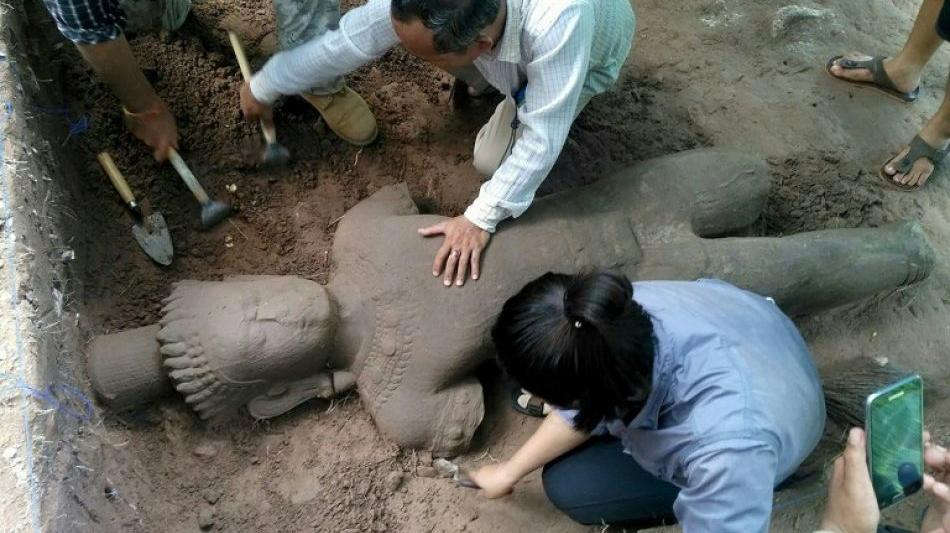 Kambodscha - Tempelanlage Angkor Wat: Große Statue ausgegraben