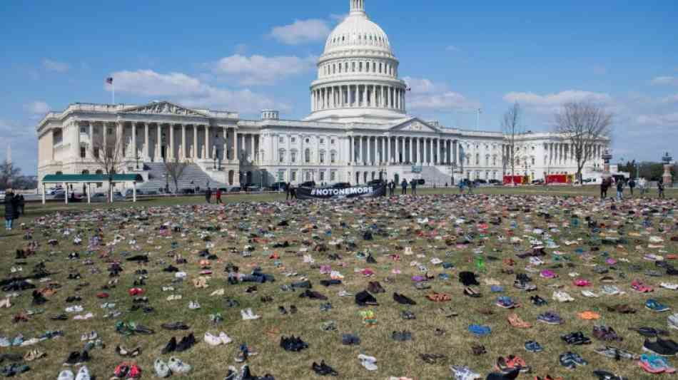 7000 Schuhe aus Protest gegen Waffengewalt an US-Schulen vor Kapitol abgestellt