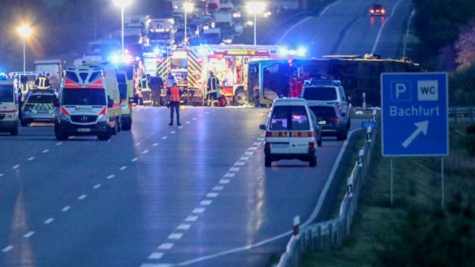 Nach Busunglück auf Autobahn 9 in Sachsen-Anhalt Suche nach Unfallursache