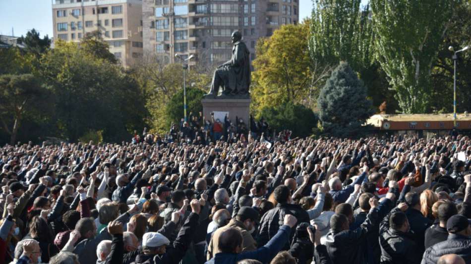 Tausende Armenier demonstrieren gegen Waffenstillstandsabkommen mit Aserbaidschan