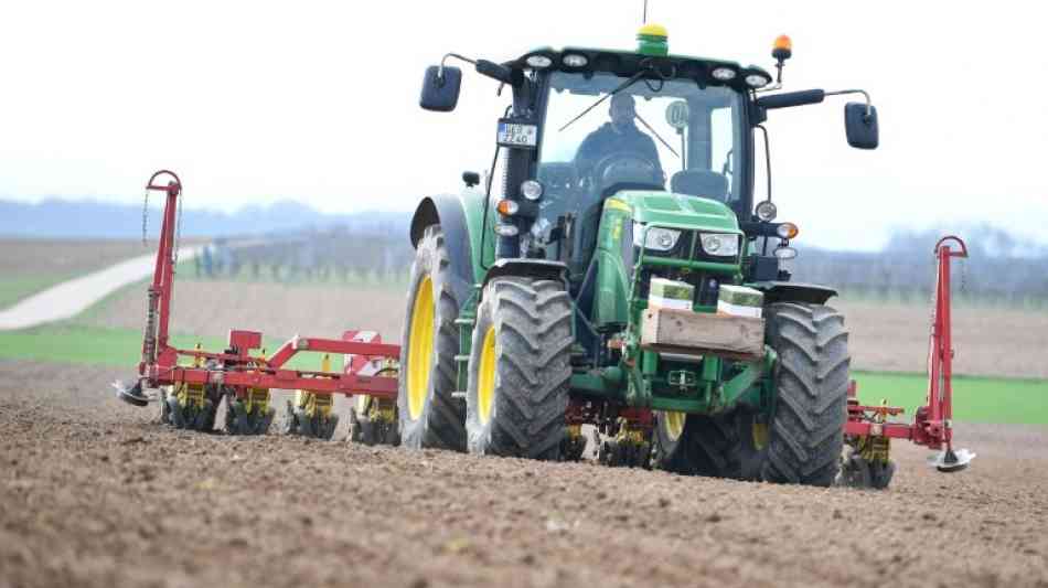 Junger Landwirt unter Drogeneinfluss tuckert mit Trecker 