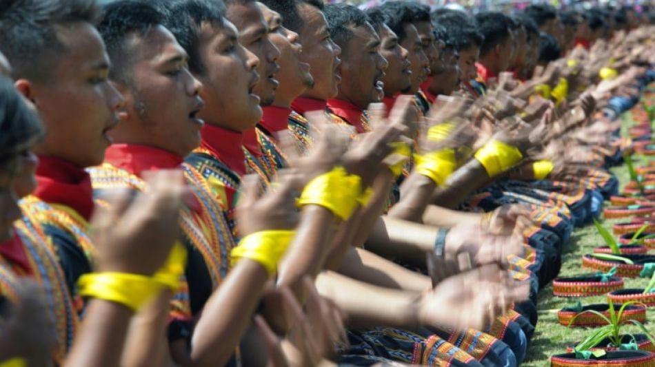 10.000 Männer in Indonesien führen gemeinsamen Tanz auf