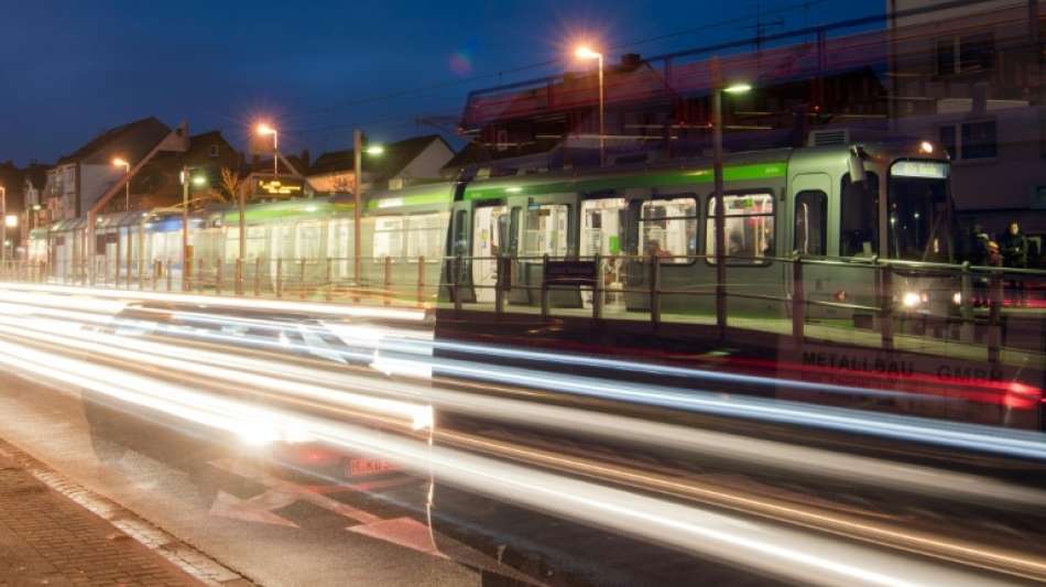 Zahl der Fahrgäste in Bussen und Bahnen steigt auf neuen Rekordwert