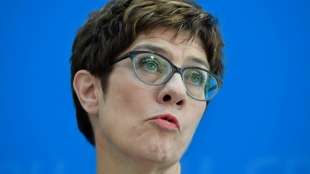 CDU-Chefin Kramp-Karrenbauer zu Gast bei Hochzeit von schwulem Paar