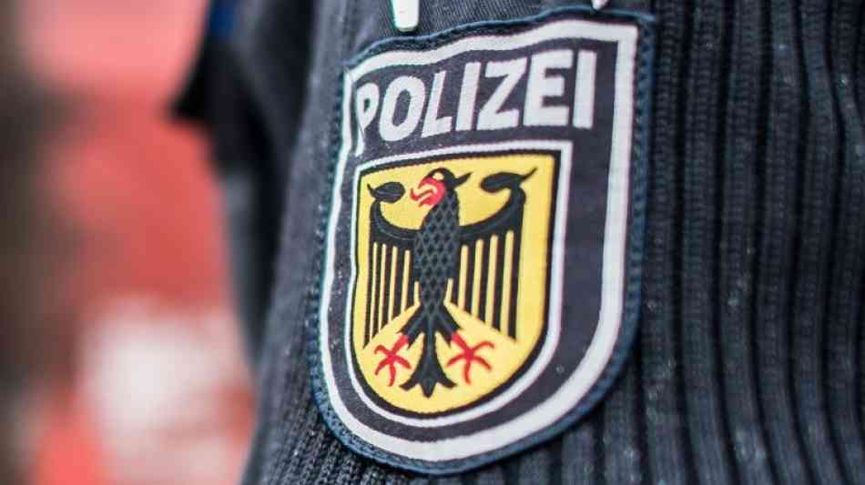 Frau bespritzt Bundespolizisten in J