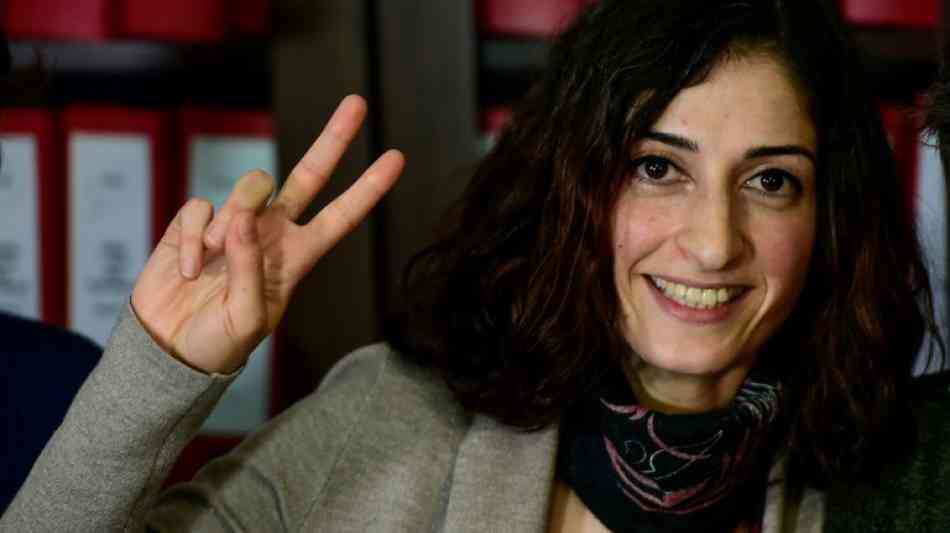 Türkei: Mesale Tolu kämpft ihren Mann vor Gericht frei!