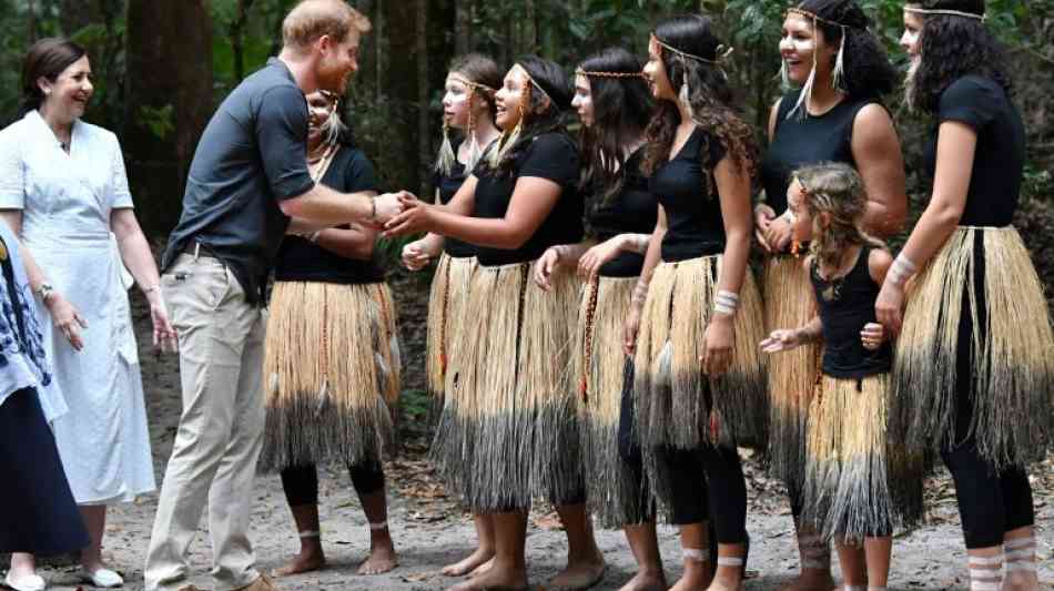 Sydney - Aborigines zeigen Prinz Harry australischen Regenwald