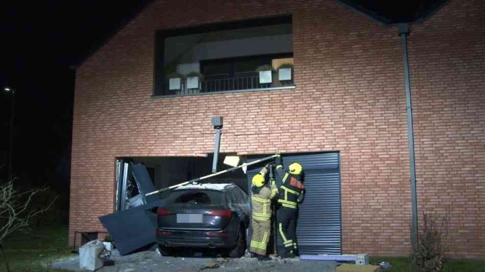 Auto kracht nach Niesattacke von Fahrerin in Wohnzimmer von Reihenhaus