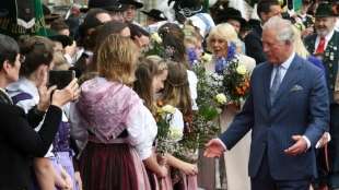 Prinz Charles und Camilla von jubelnder Menge in München begrüßt