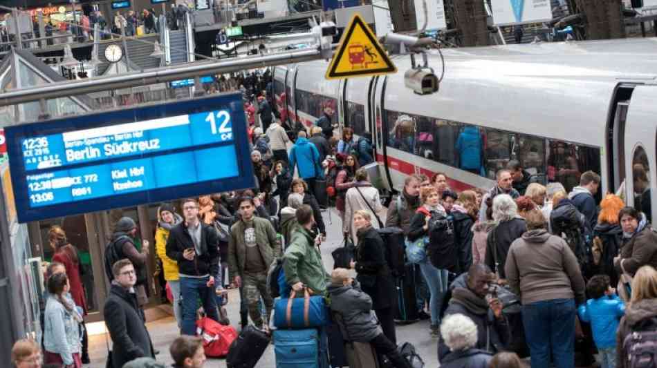 Bahn stellt wegen Sturm Zugverkehr im Norden Deutschlands weitgehend ein