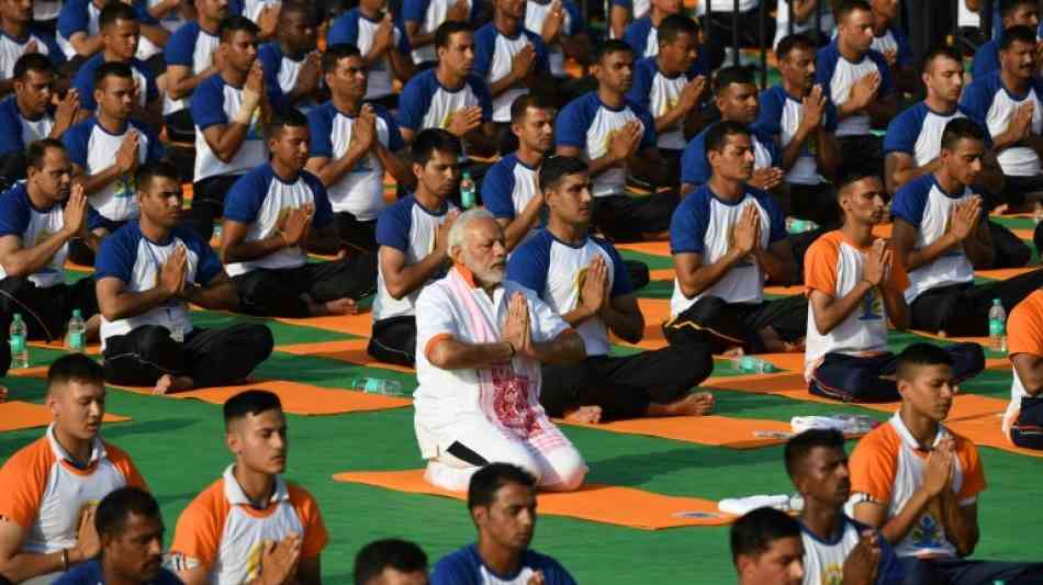 Zehntausende Menschen in Indien begehen Welt-Yoga-Tag