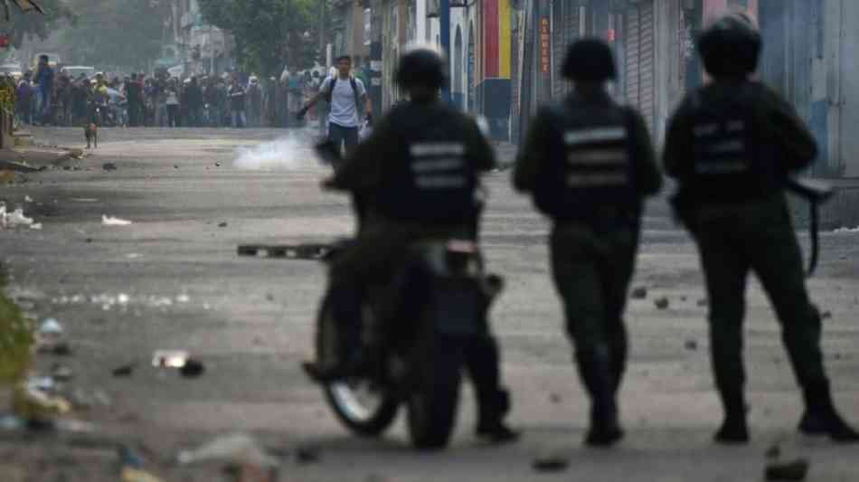 Venezuelas Armee setzt Tränengas gegen Demonstranten an Grenze zu Kolumbien ein