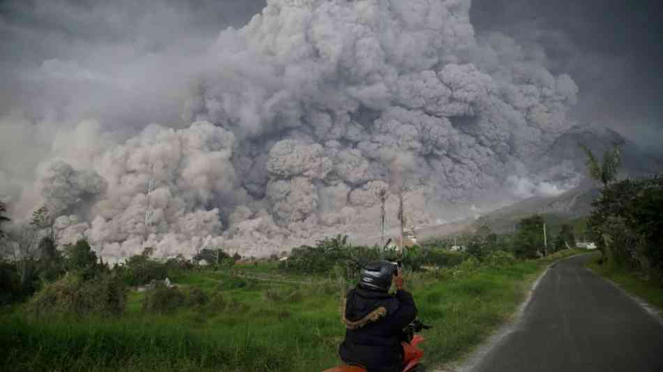 Indonesien: Vulkan Sinabung spuckt f