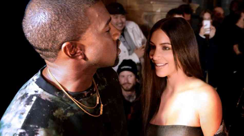 Kim Kardashian und Kanye West freuen sich 