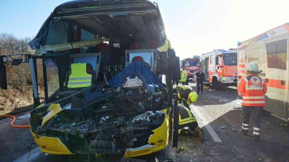 Zwei Tote bei Unfall mit Lastwagen und Reisebus in Hessen