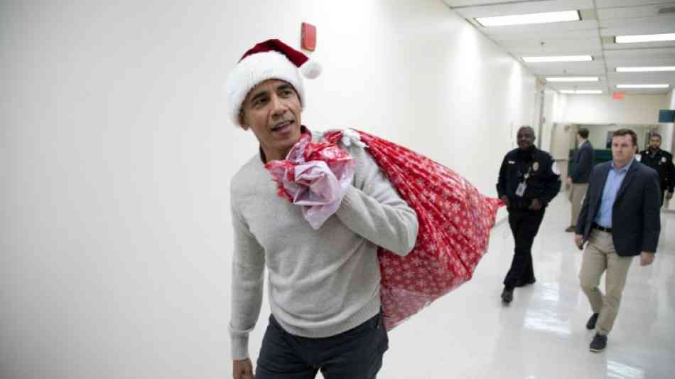 Obama verteilt als Weihnachtsmann Geschenke in Kinderkrankenhaus