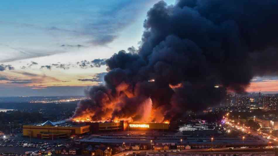 Russland: Großbrand in Moskauer Einkaufszentrum (55.000 Quadratmeter)