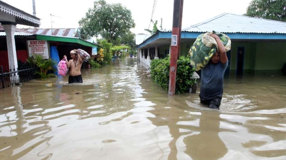 Mindestens zehn Tote bei Überschwemmungen auf indonesischer Insel Sumatra