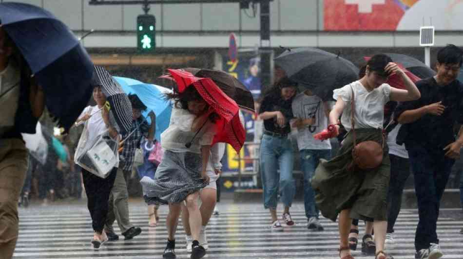 Mindestens zehn Menschen durch Taifun in Japan verletzt