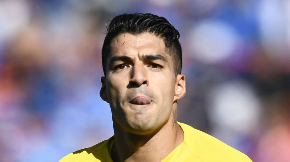 Barca-Star Suarez verteilt Hilfspakete in Uruguay