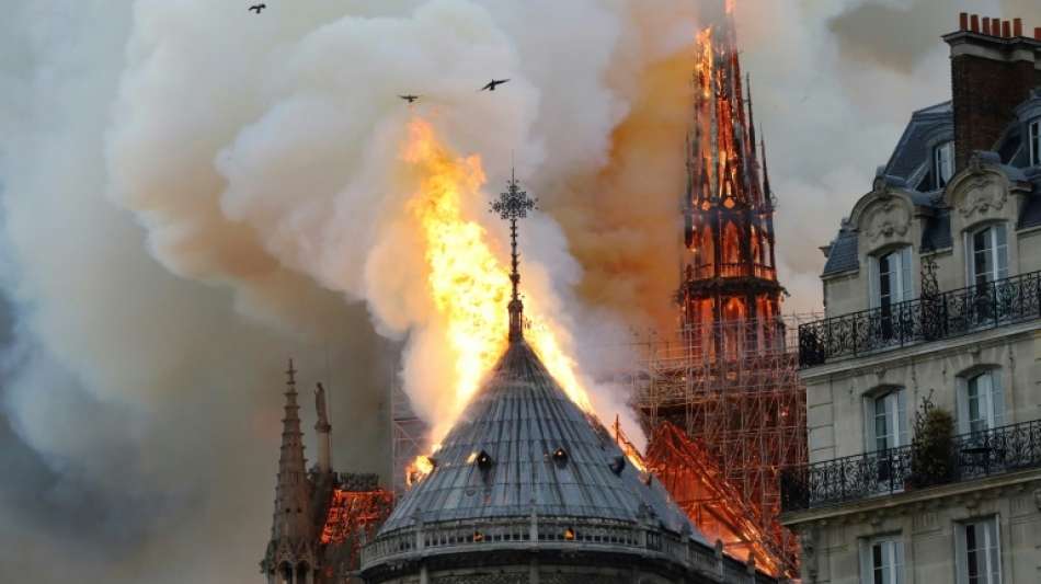 Pariser Kathedrale Notre-Dame steht in Flammen