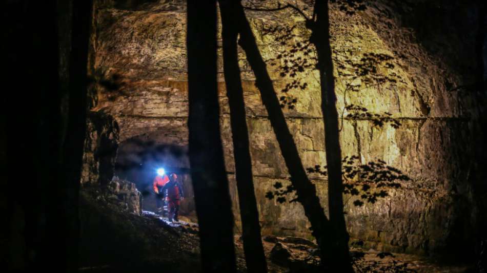 Erster von zwei eingeschlossenen Höhlengängern gerettet