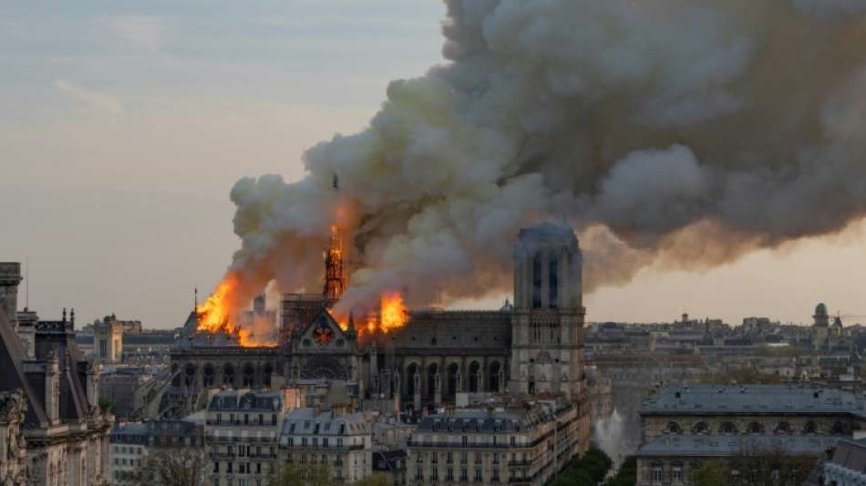 Macron verspricht Wiederaufbau von schwer beschädigter Kathedrale Notre-Dame