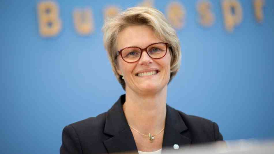 Bundesbildungsministerin Karliczek will Grundgesetz rasch 