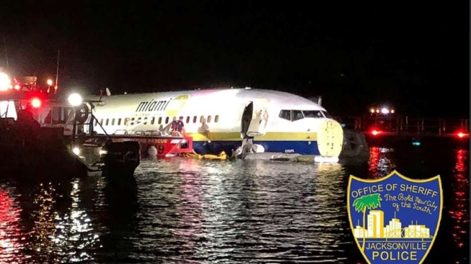 Boeing 737 rutscht nach Bruchlandung in Florida in Fluss 