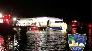 Boeing 737 rutscht nach Bruchlandung in Florida in Fluss 