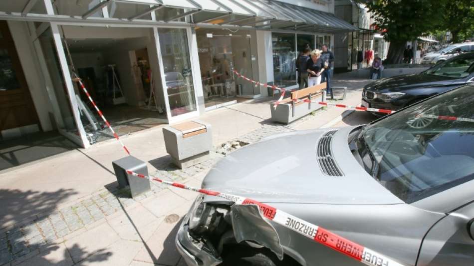 Rentnerin fährt mit Auto in Hamburger Bekleidungsgeschäft