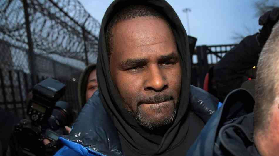 R. Kelly weist Missbrauchsvorwürfe in erstem Interview nach Anklage zurück