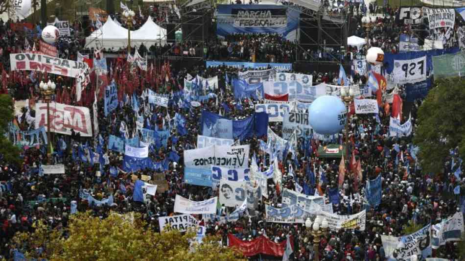 Buenos Aires: Proteste gegen harten Sparkurs in Argentinien