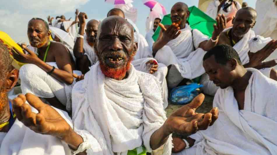 Mehr als zwei Millionen Muslime beten auf dem Berg Arafat