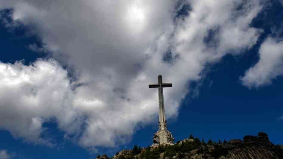 Spaniens sozialistische Regierung ordnet Exhumierung von Diktator Franco an