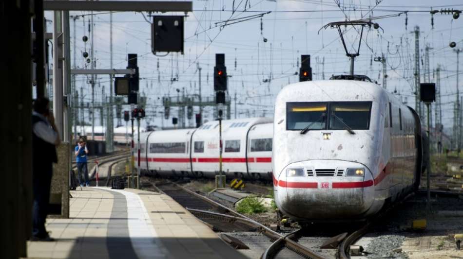 Scheuer stellt reduzierte Mehrwert- steuer auf Fernverkehrstickets in Aussicht